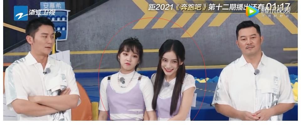 b《奔跑吧》宋雨琦和baby穿同款裙子，兩人坐姿形成鮮明對比，誰是女漢子再明顯不過