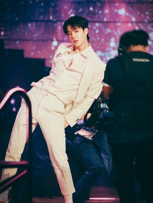 这就是街舞3|王一博跳舞也可以很柔美,舞蹈《散落的华服》,就是最好的证明