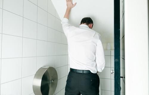 一喝水就有尿的人和喝水多没尿的人，哪个更健康？听听医生怎么说