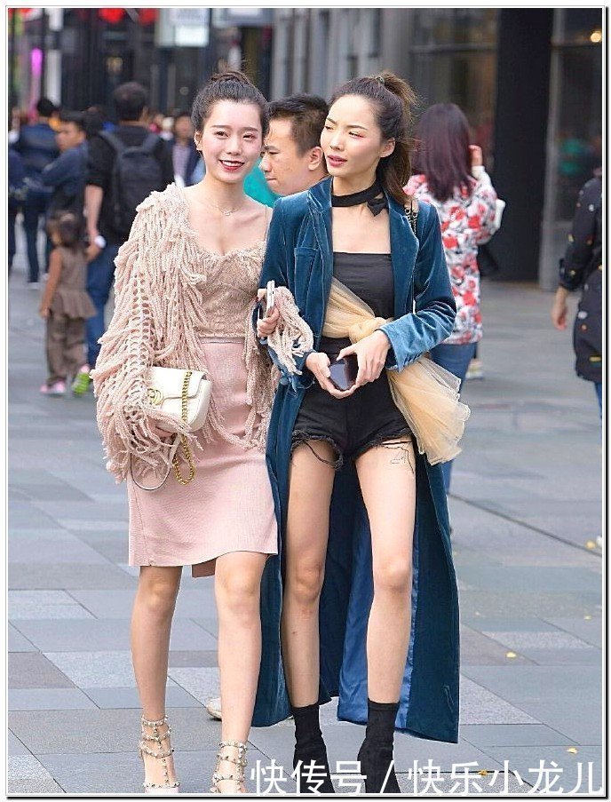 尽显|街拍高挑女孩性感漂亮,尽显美腿白到发光