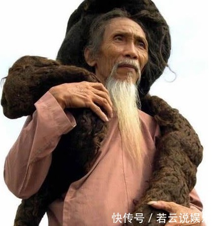 大爷70年没有理发,有人出价百万买他的头发,洗发要5小时