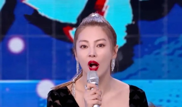 张雨绮|张雨绮主持《快本》聒噪不已，多次打断嘉宾说话，何炅都圆不了场！