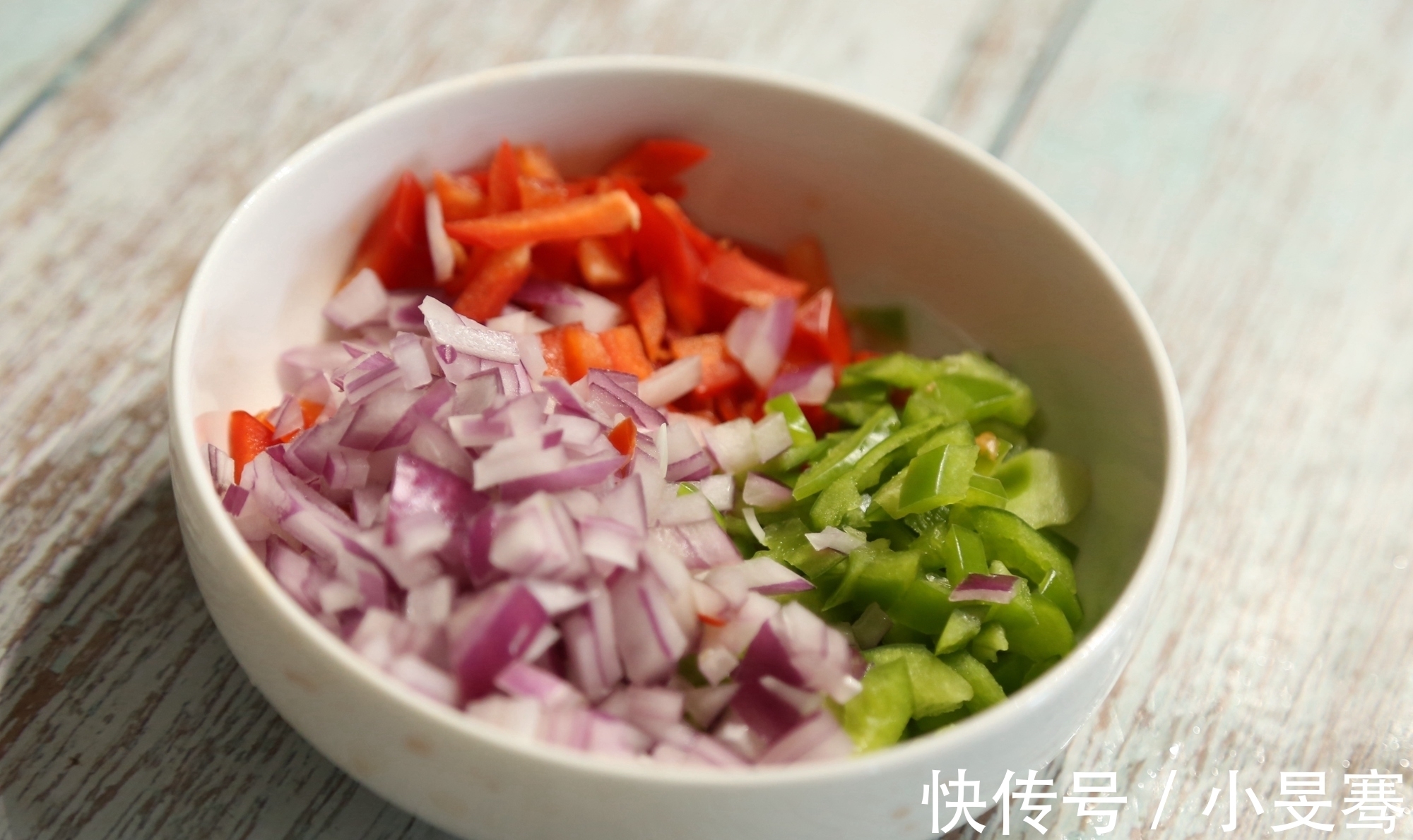 一日三餐|如此的土豆做法，天天吃都稀罕，找对方法，油盐都不用，香气加倍