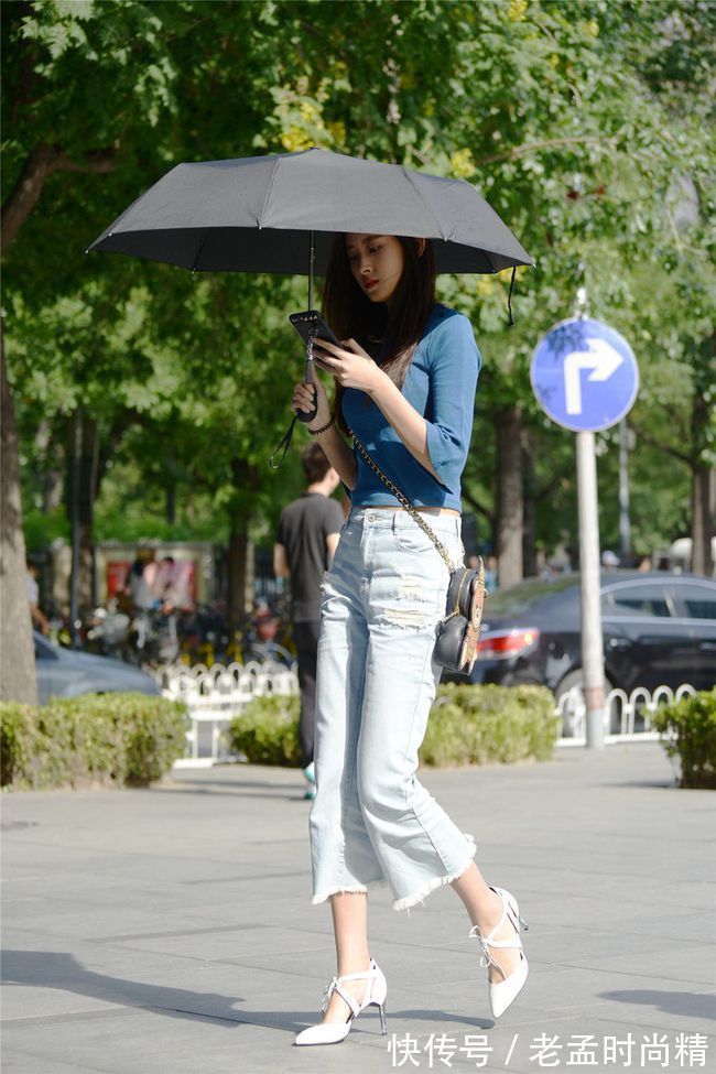 高跟鞋 街拍美女:毛边牛仔裤搭配尖头细跟鞋,好看又时尚,最能吸引人