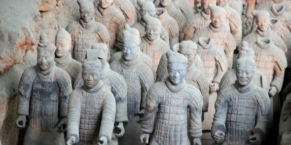 谜题!兵马俑真是用活人烧制?一尊兵马俑裂开后,千古谜题终于天下大白