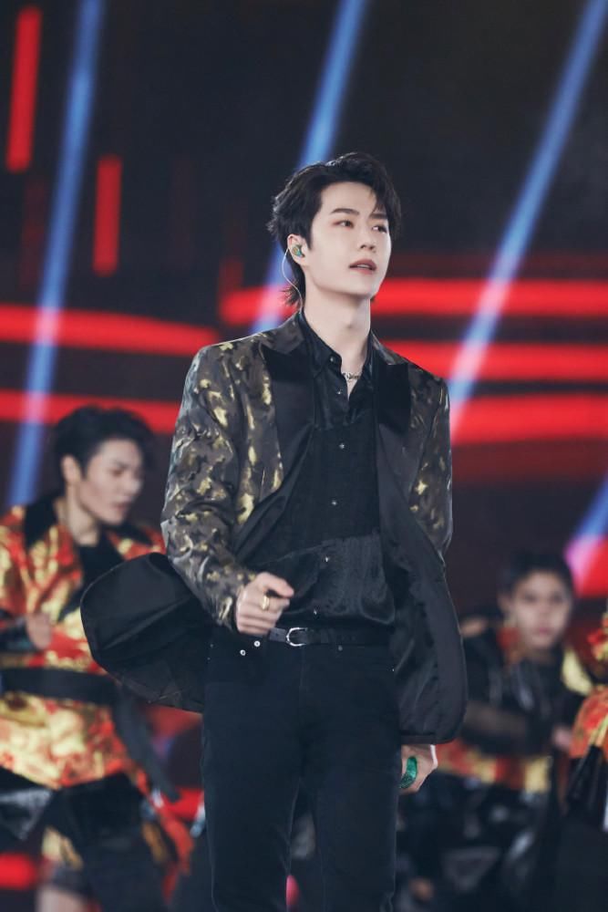 跨年晚会：肖战那英再合体全开麦，王一博王力宏王炸组合大秀rap