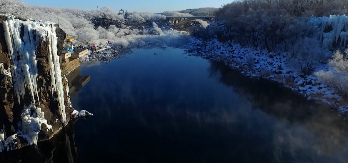 镜泊湖吊水楼瀑布现“百米冰瀑”壮观景象