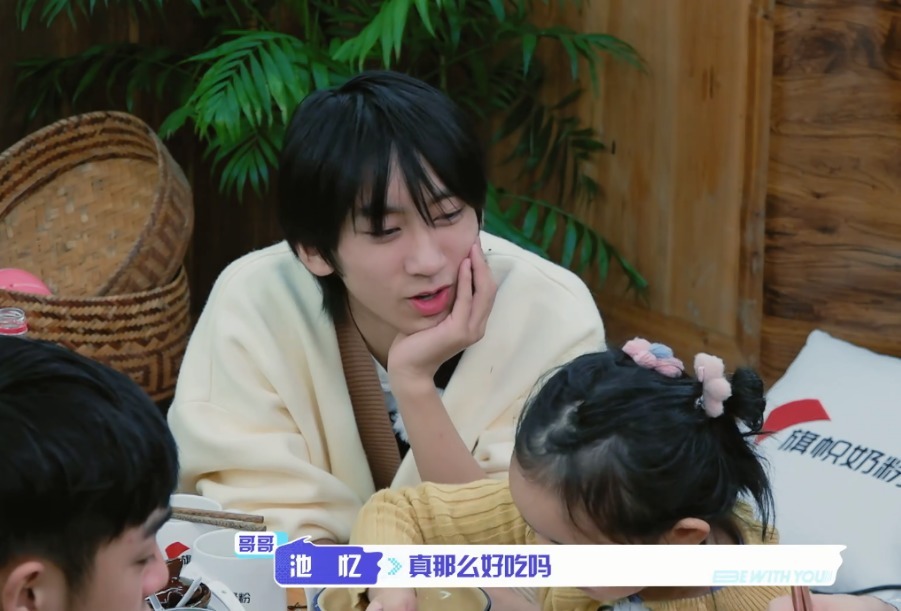 小尾巴中的4对兄妹，聂泽宁安安被称作神仙兄妹，酷似白真白浅