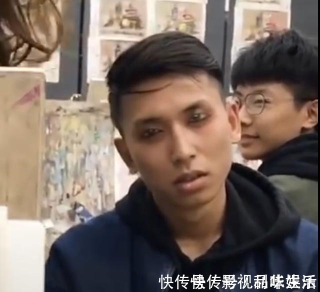 美好的时光!美术生上课偷睡觉,在脸上画“双重保险”画假眼睛还戴了假眼镜!