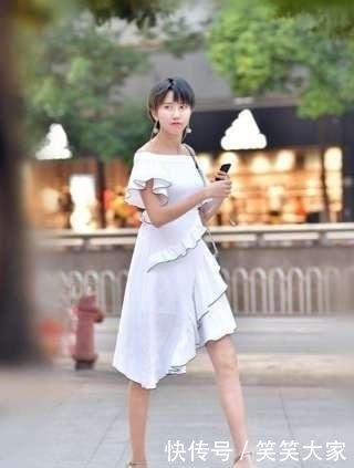 年轻|绝美的气质美女,走在街上彰显年轻女人的优美身姿