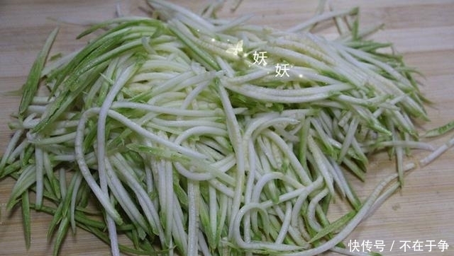 西葫芦|给你一个西葫芦的新吃法,不开火,无油烟,清香嫩口停不下来