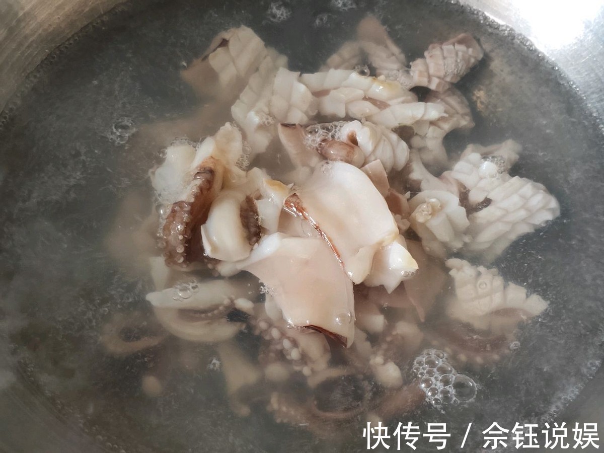 美味|自制美味的炒鱿鱼，味道鲜美可口，比街边的铁板鱿鱼还好吃