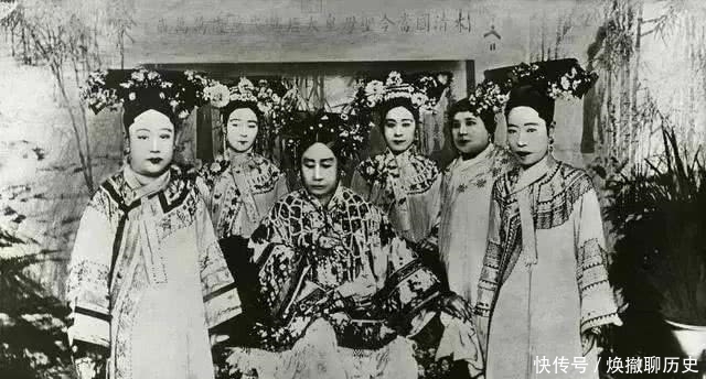 满族文化:清朝女子服饰看上去为何臃肿又肥宽,毫无美感?