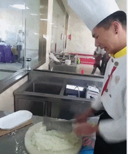 |搞笑GIF趣图：做厨师也不容易，每次剁洋葱都要哭一场！