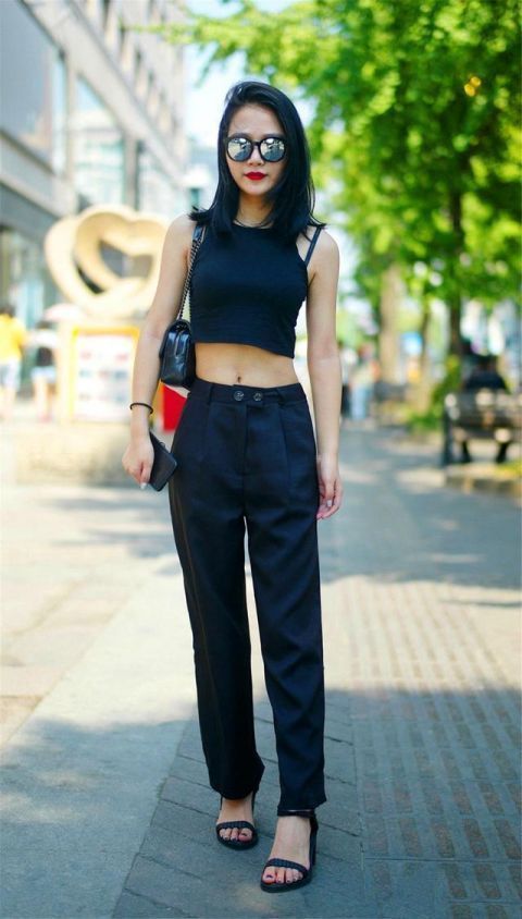 街拍:时尚的闺蜜,白色搭配黑色,各有个的美丽