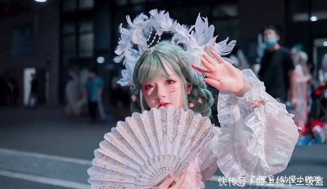兴趣爱好|妹子穿“萝莉装”和网恋男友奔现，男生见面掉头就走，原因太真实