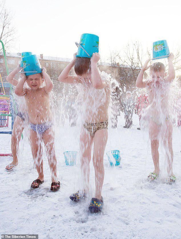 战斗民族成长记：俄罗斯幼儿园儿童仅穿泳裤在冰天雪地洗冰水浴