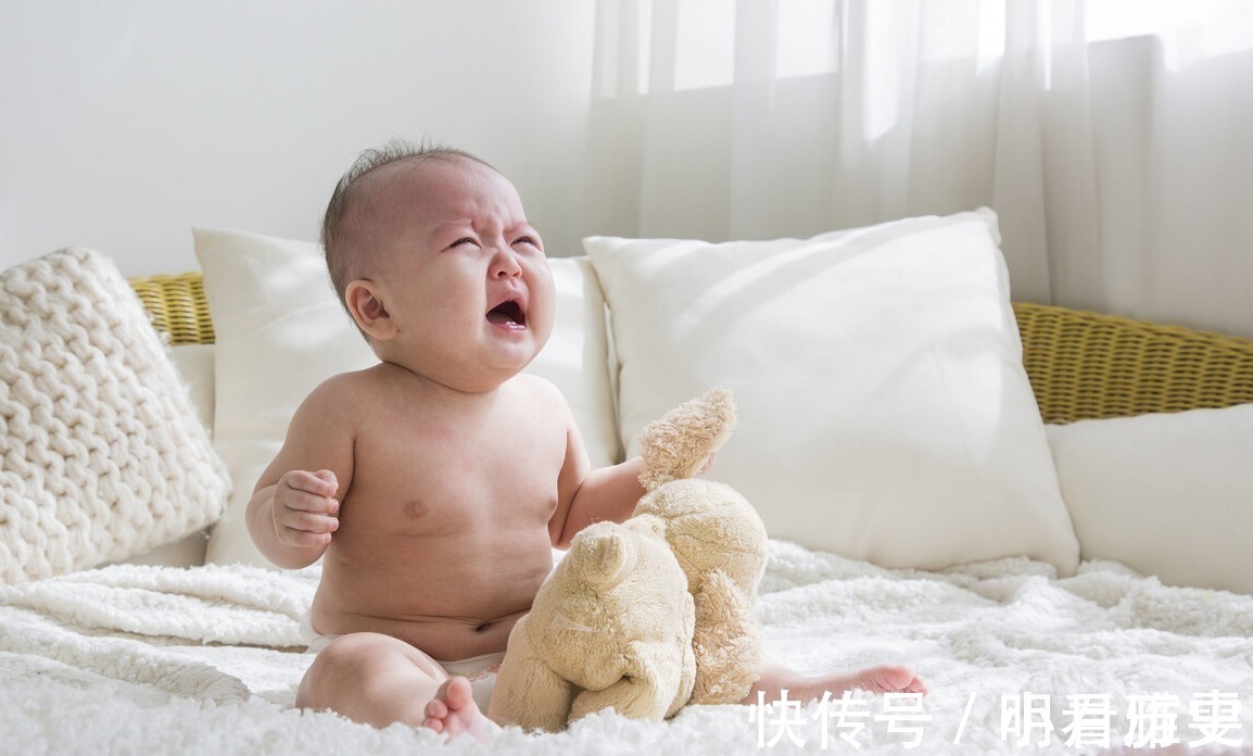 睡眠|婴儿睡觉时为什么妈妈一走就秒醒？3个原因，只有妈妈才懂