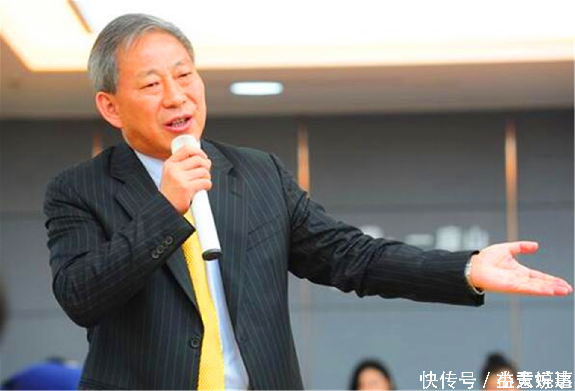 师生恋|他和女学生相爱,因生二胎而没了工作,二胎长大后赚千亿回报他