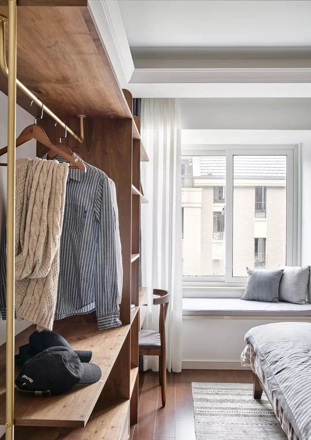 搭配|87㎡现代简约家居,一整面沙发墙做书柜,真心漂亮又实用!