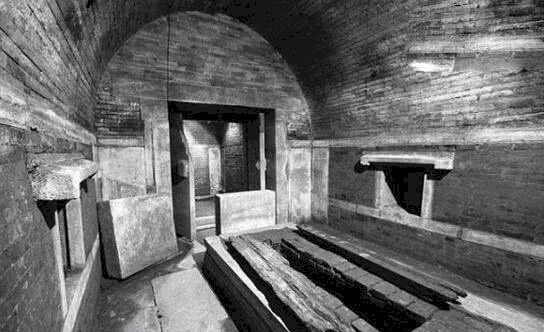 铁锤|大太监李莲英墓地无比坚固，报废三把铁锤才挖开，开棺后大家倒吸一口凉气