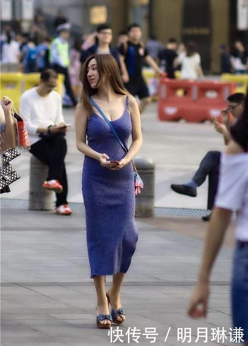 街拍|路人街拍,小姐姐蓝色西装外套搭配黑色短裤,充满干练的女人味