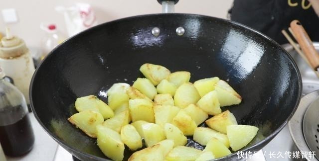 土豆这样做太好吃了,招待亲朋来一盘,比吃肉还受欢迎,先收藏了