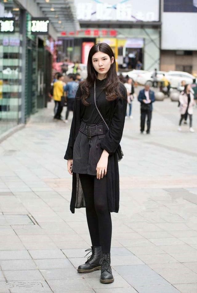 街拍小姐姐的气场好强大，很凉快的视觉享受