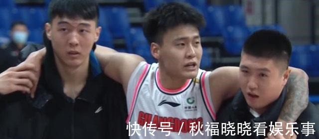 广厦队|广东队女球迷哭了!孙铭徽首节被驱逐,易建联2分,杜锋不高兴了