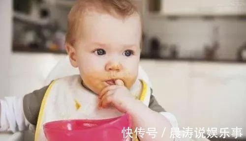 婴幼儿|宝宝过早吃成人饭，不是宝宝能干，是你把宝宝往死里坑