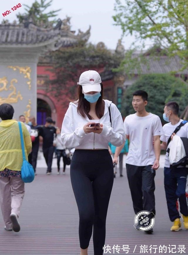 减龄 华丽优雅的瑜伽裤减龄时髦有气质，透出不凡的格调，精致生动！
