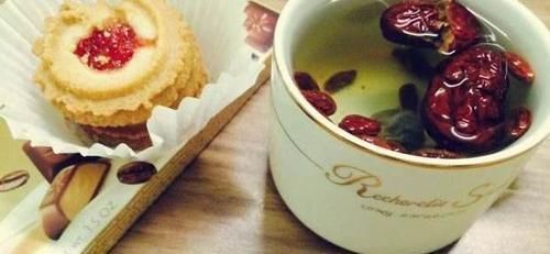 美容养颜|常用黄芪泡水喝，除了能补气提神，这两个好处让人爱不释手