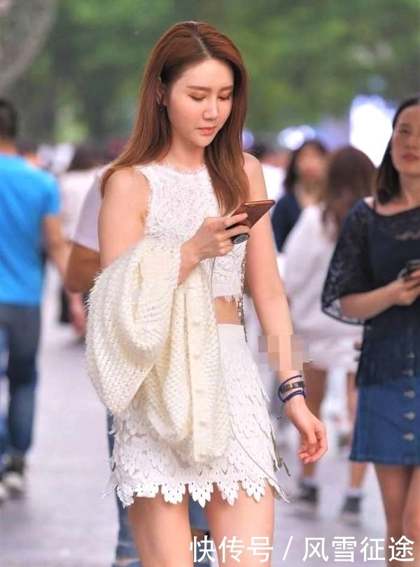 肤白|街拍:肤白貌美身材好的小姐姐,一袭白色蕾丝吊带裙尽显温柔妩媚