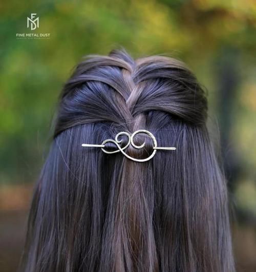 最简单的发型,配上最有创意的发饰,这个春夏,做最水灵的女孩