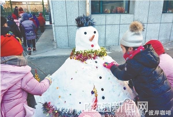 小学校园堆了17个雪人