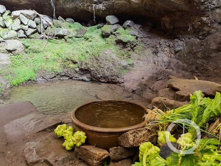 这是你心中的桃源吗？绿水青山、种菜喂鸡 重庆一殷姓五代人住在崖洞之中