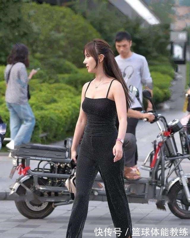 大黄色 黑色性感吊带搭配高跟凉鞋,简单为主,整个人都会时尚又百搭!