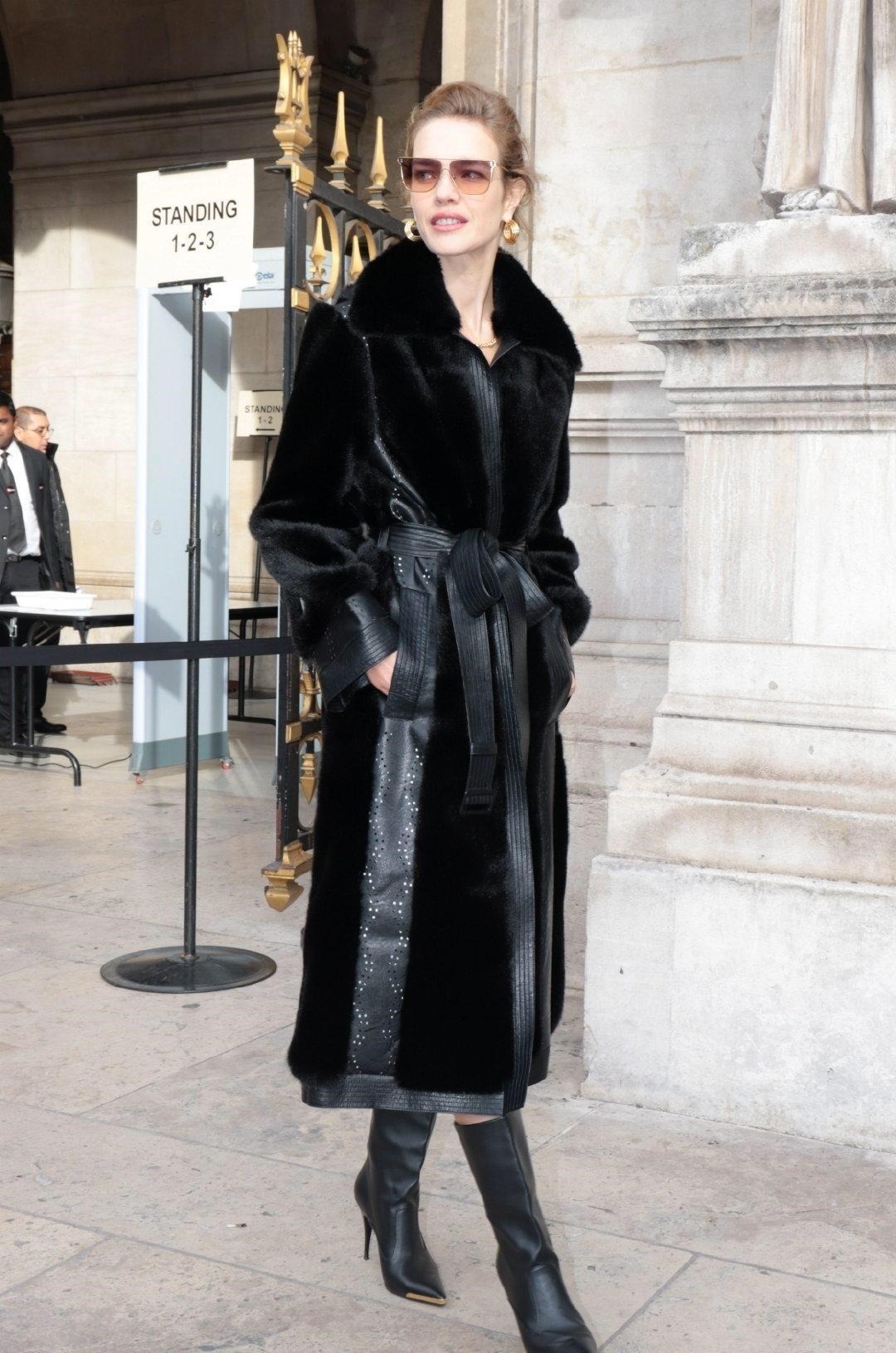 LV太子妃气质开挂!穿一件黑色毛绒大衣显得雍容华贵,高级洋气