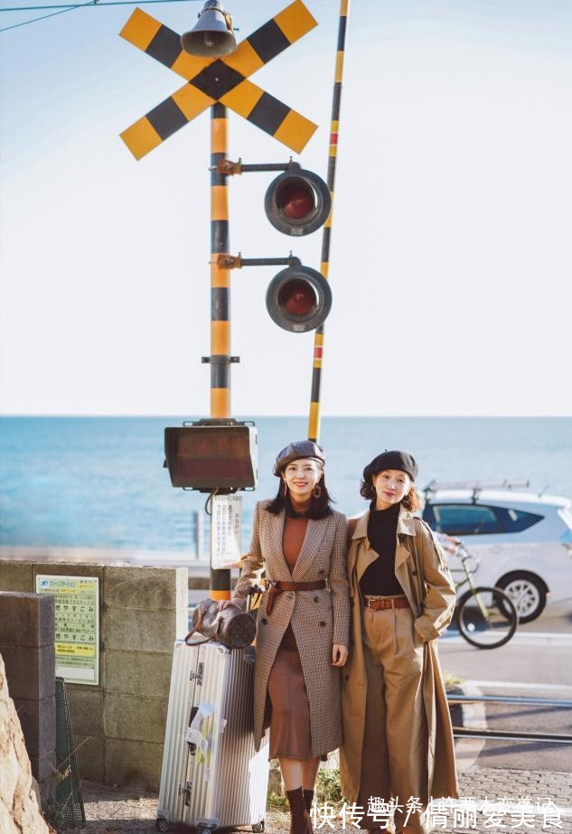 一字领 女人过了55岁，就要少穿小黑裤，学三木妈妈这样穿，优雅显气质