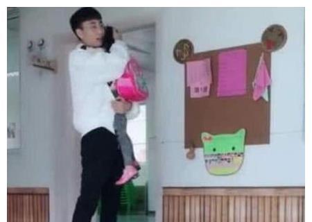 二胎|26岁哥哥幼儿园接四岁亲妹妹,超宠溺,网友:好羡慕啊!