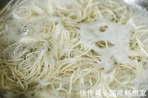 凉水|做凉面,不要再过凉水了,大厨教你一招,面条爽滑筋道,越吃越香