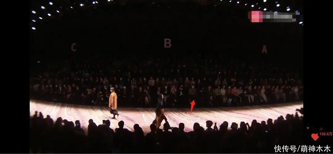 丁真首次亮相上海时装周，换上全套妆发造型看秀，为设计师献花