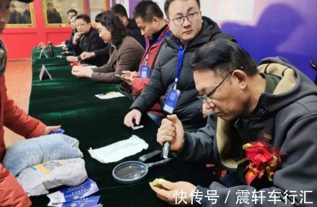 长期间&女子佩戴了10多年的玉,竟然是古代陪葬品,专家称:你胆子可真大