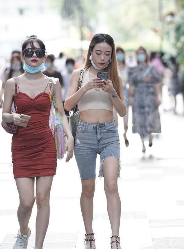 九分裤失宠了, 如今“五分裤”才是香饽饽, 时髦百搭又青春活力!