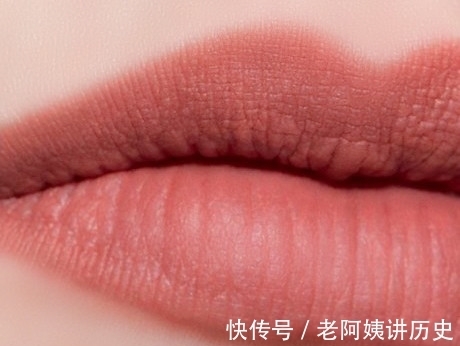 阿玛尼 姨妈色、吃土色、吃小孩色……这些热门口红颜色“黑话”,哪个是你的菜?