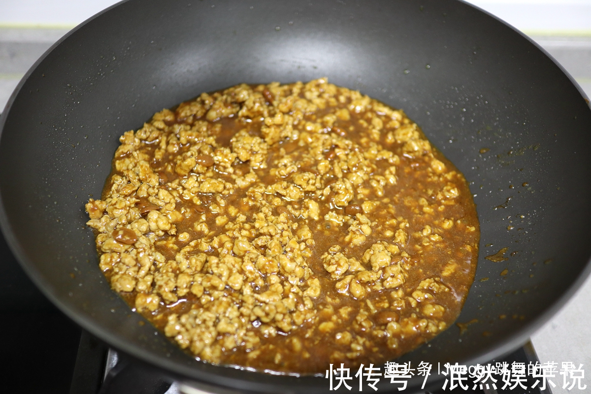 茄子馅|茄子馅的饺子给肉都不换,酱香浓郁太香啦,一顿吃30个小意思