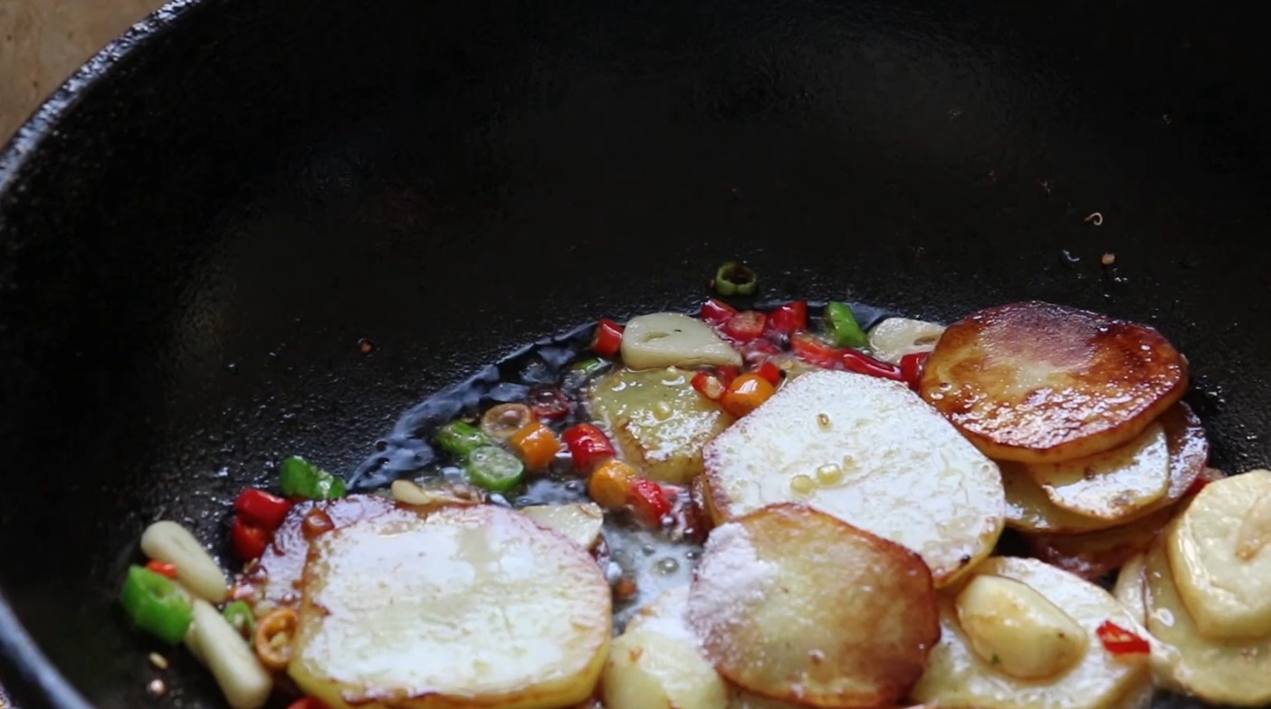 土豆别再做老一套了,这做法真是第一次见,超级下饭,全家爱吃