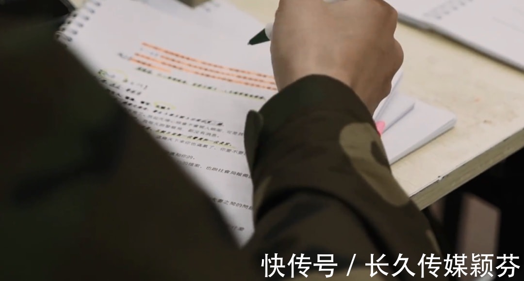 肖战|肖战话剧纪录片曝光，无实物表演吃东西被辣到，素颜出镜无包袱