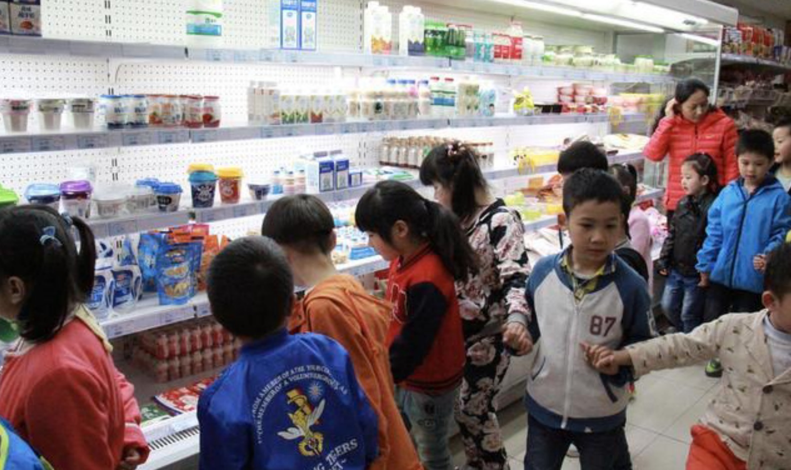 偷东西|5岁儿子把零食放口袋忘付钱,超市让10倍买单,妈妈的话让人称赞