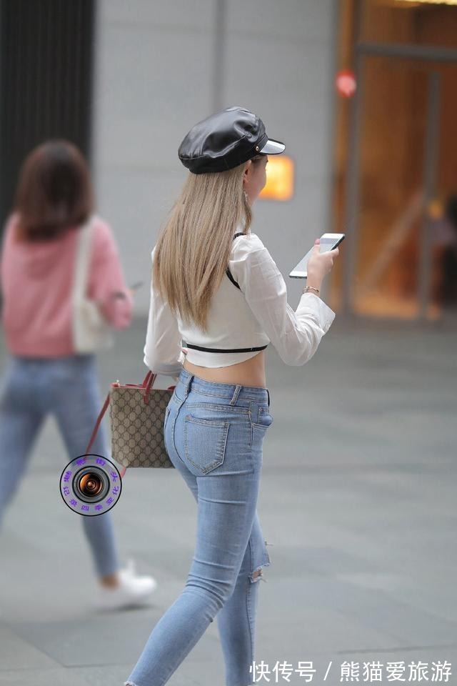 搭配 暗黄色经典上衣搭配灰色低腰打底裤,简单的穿搭,看起来好干净!